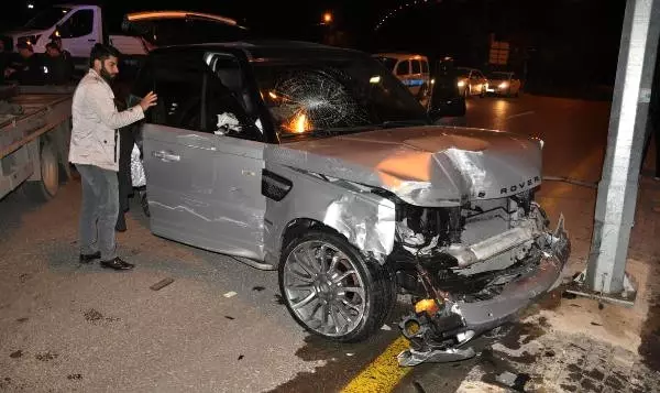 Otomobille Çarpışan Cipteki İki Kişi Kaçtı