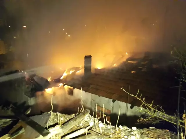 Yangın Mahalleliyi Sokağa Döktü