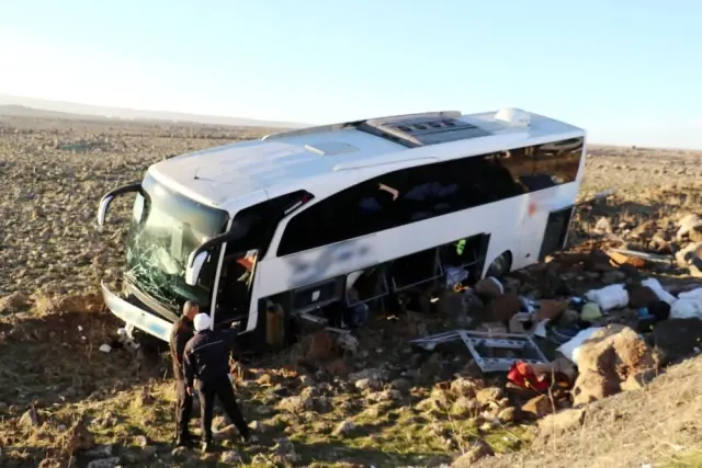 Yolcu Otobüsü Şarampole Uçtu: 15 Yaralı