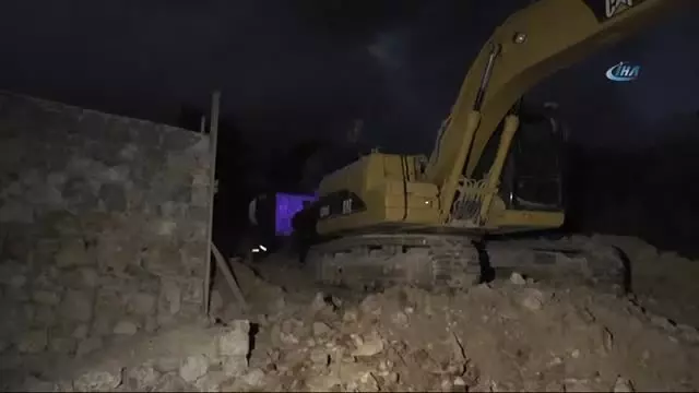 Beton Dökme Aracının Altında Kalan İşçi Hayatını Kaybetti Beton Dökme Aracının Altında Kalan İşçi Hayatını Kaybetti