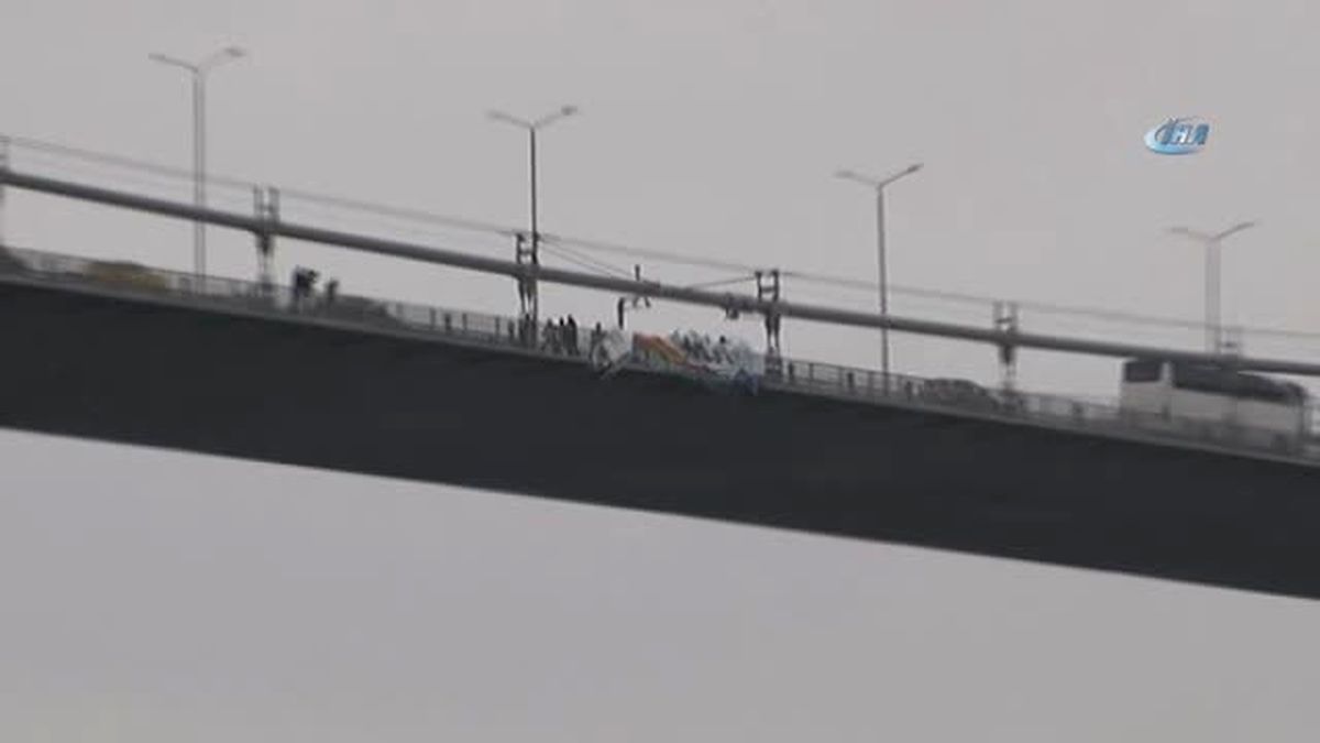 15 Temmuz Şehitler Köprüsüne, ABD'nin Kudüs Kararını Protesto Etmek İçin Pankart Asan 5 Kişi Polis...
