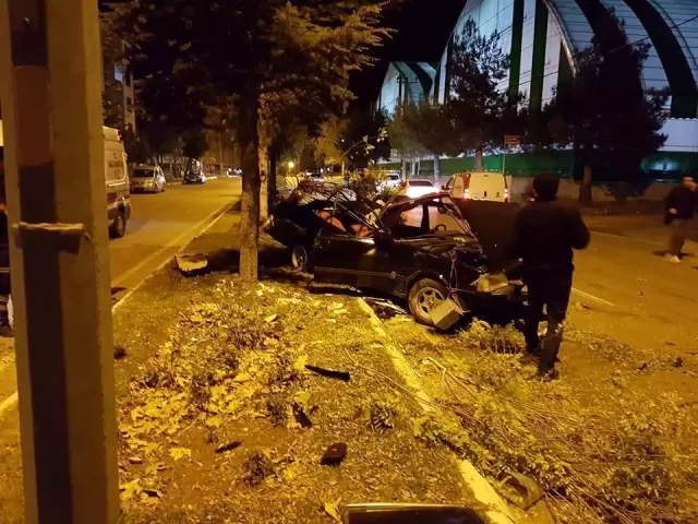 Kaza İhbarına Giden Sağlık Ekipleri, Hurdaya Dönen Araçta Kimseyi Bulamadı