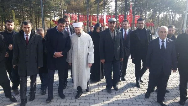 İşleri Başkanı Erbaş, Ömer Halisdemir'in Kabrini Ziyaret Etti