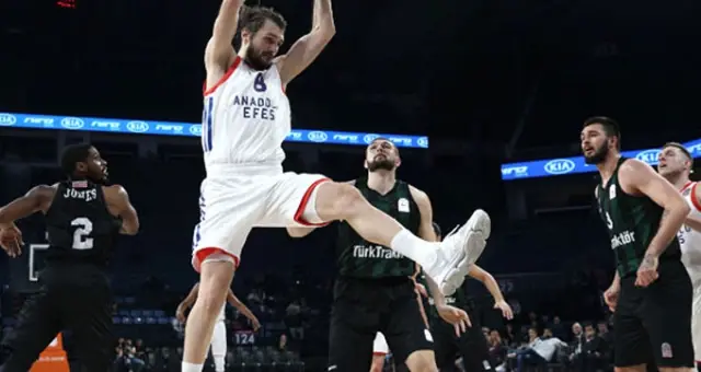 Anadolu Efes Sahasında Sakarya Büyükşehir Belediyespor'u 83-68 Yendi