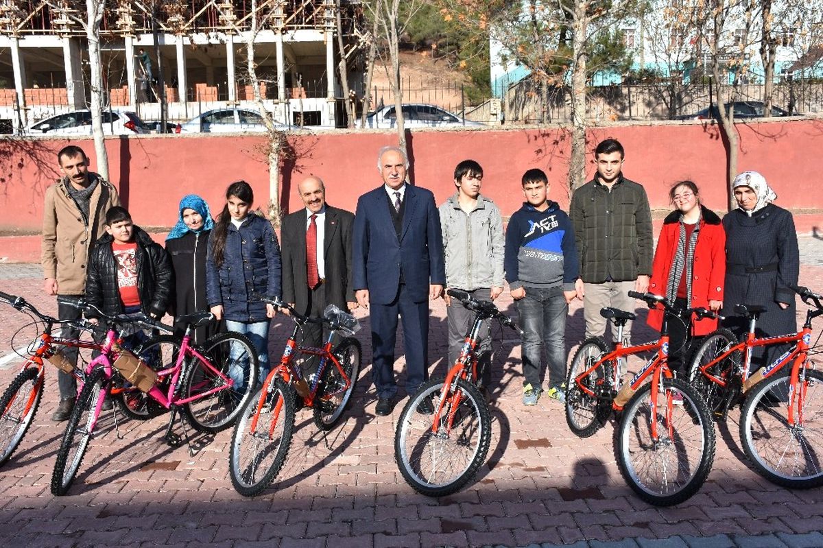 Özel Öğrencilere Bisiklet Hediye Edildi