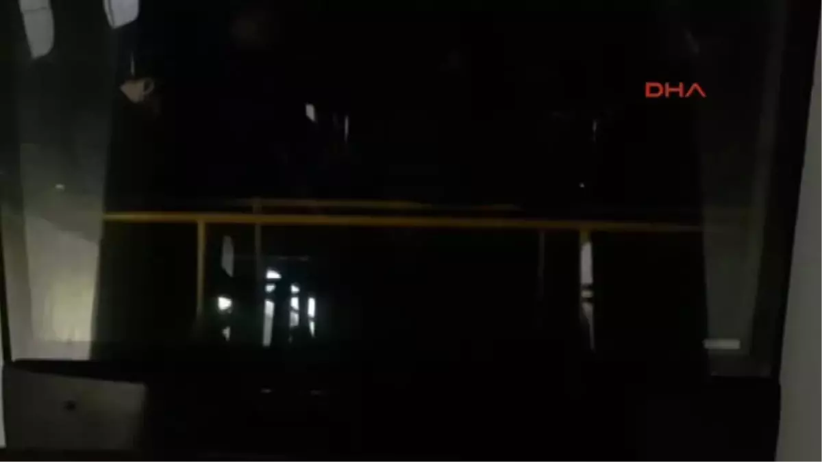 İzmir Raylarda Yürüyen Yaşlı Adam Güvenlik Görevlilerince Durduruldu