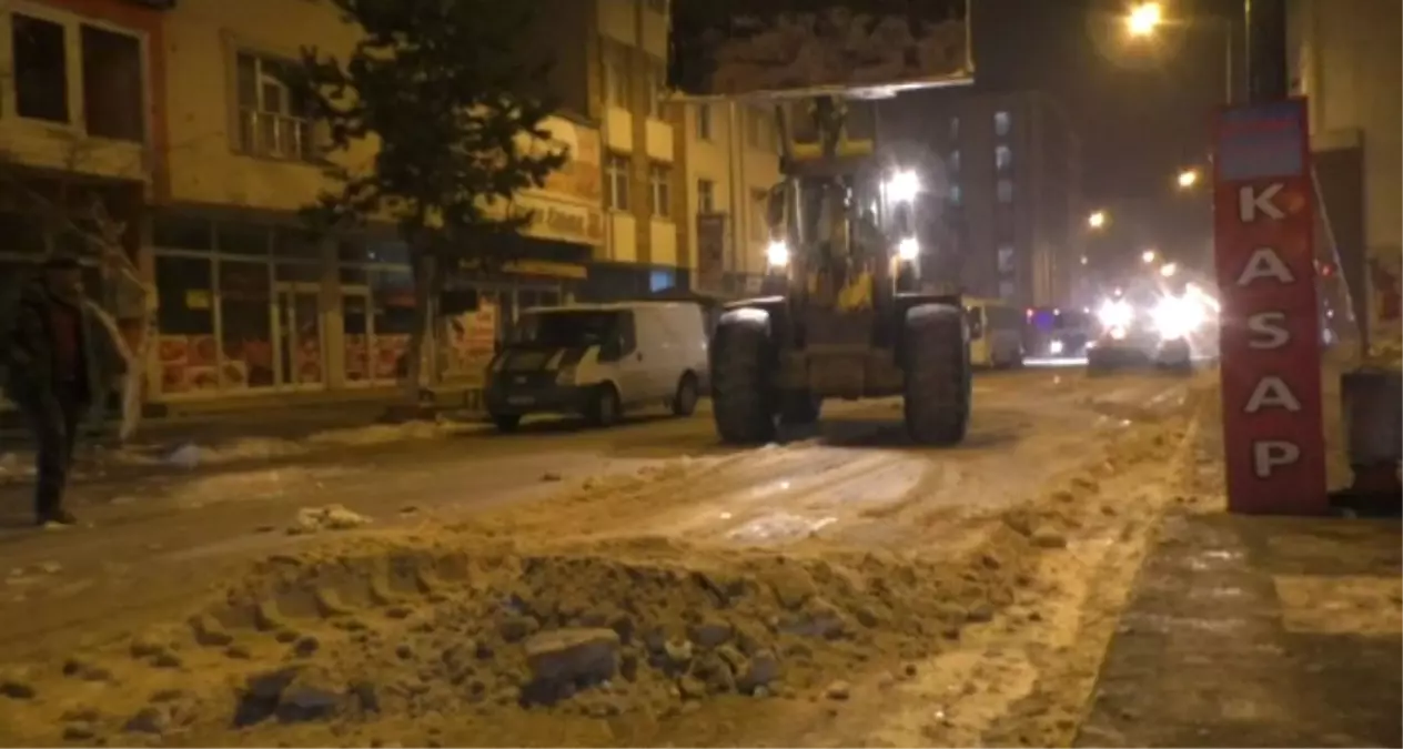 Kars Belediyesi Caddelerin Kar ve Buzunu Temizliyor