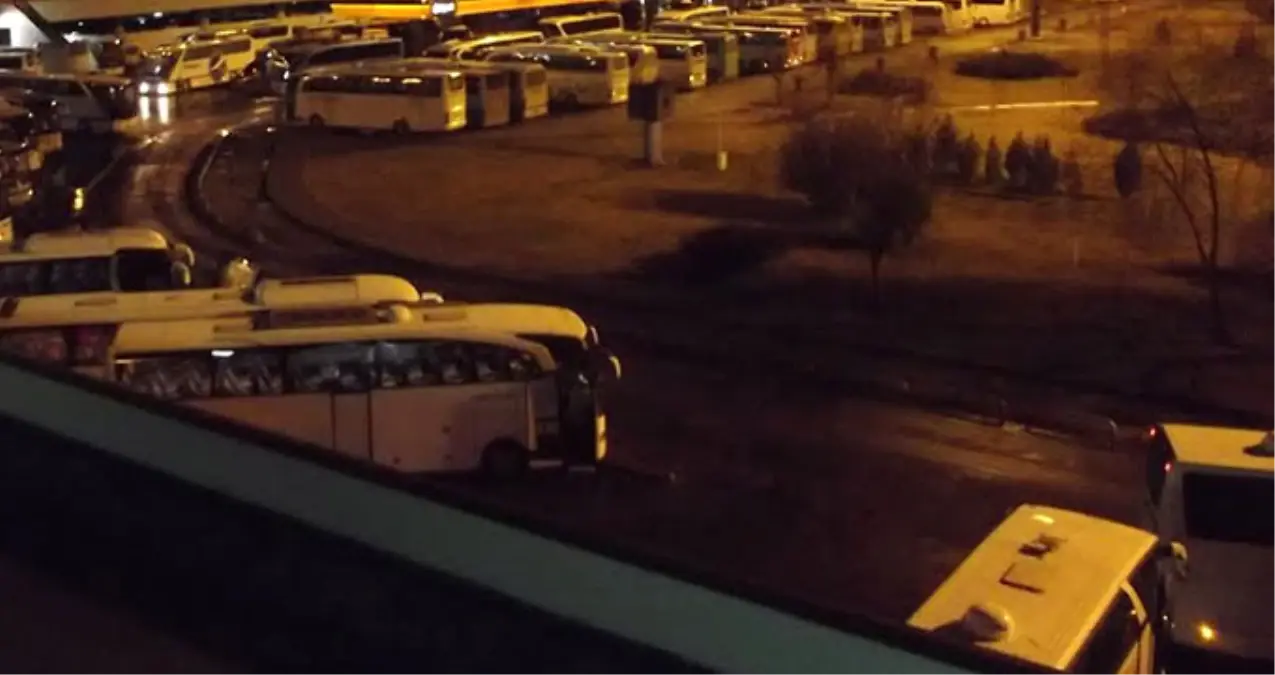 Otobüsün Geç Gelmesine Kızan Genç, Bıçakla Dehşet Saçtı: 1 Ölü, 1 Yaralı