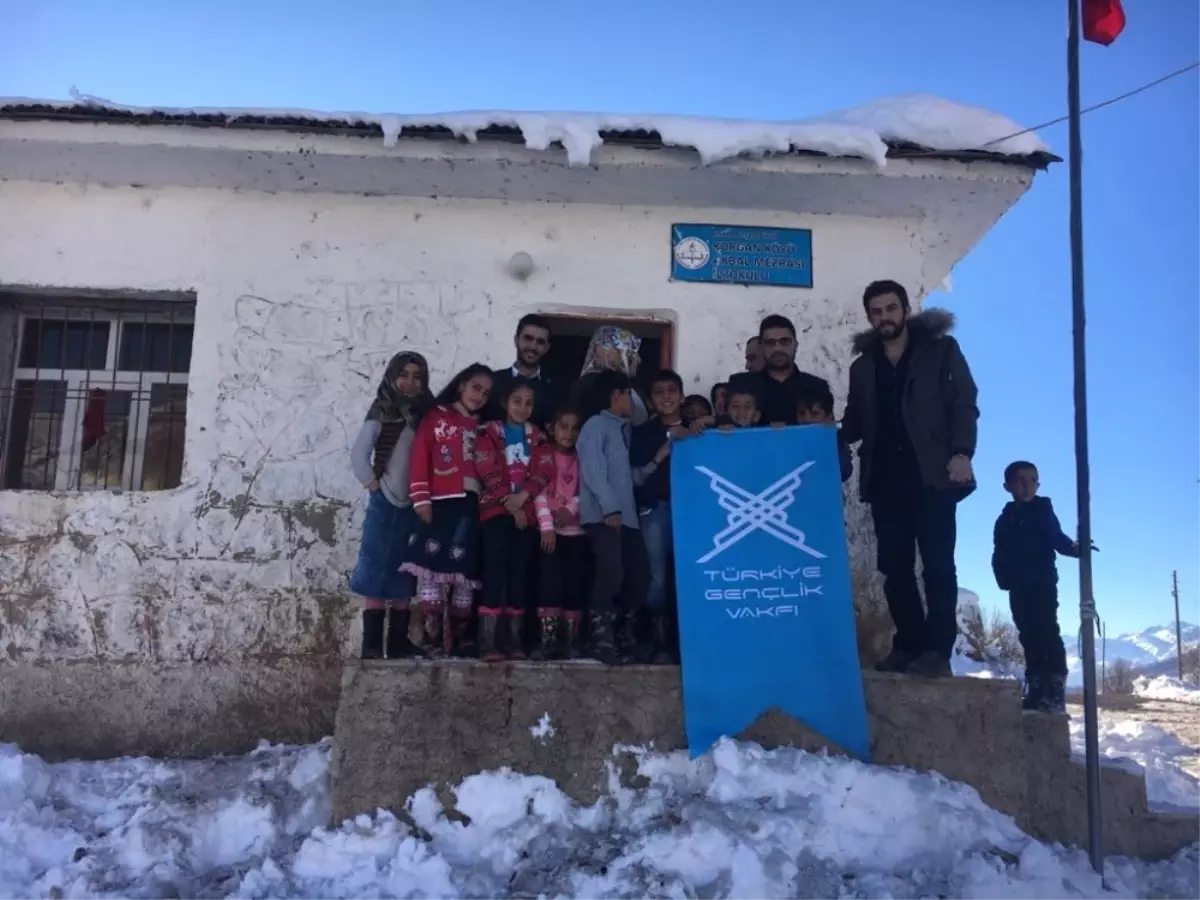 Şemdinli'de Köy Okulu Öğrencilerine Giyim ve Kırtasiye Yardımı