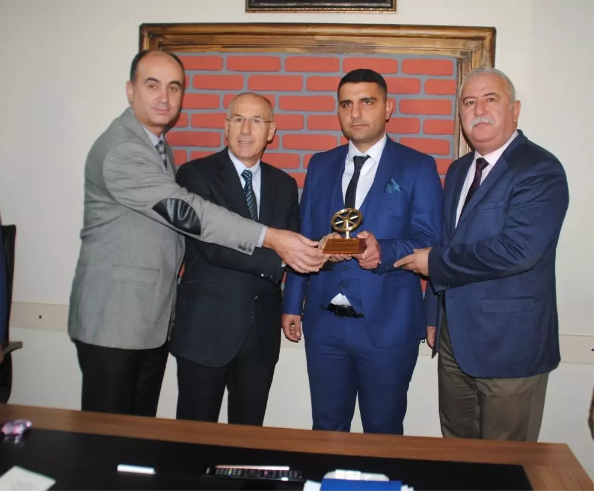 Tes-İş Şube Başkanı Aydın, Duyarlı Şoförün Ödülünü Verdi