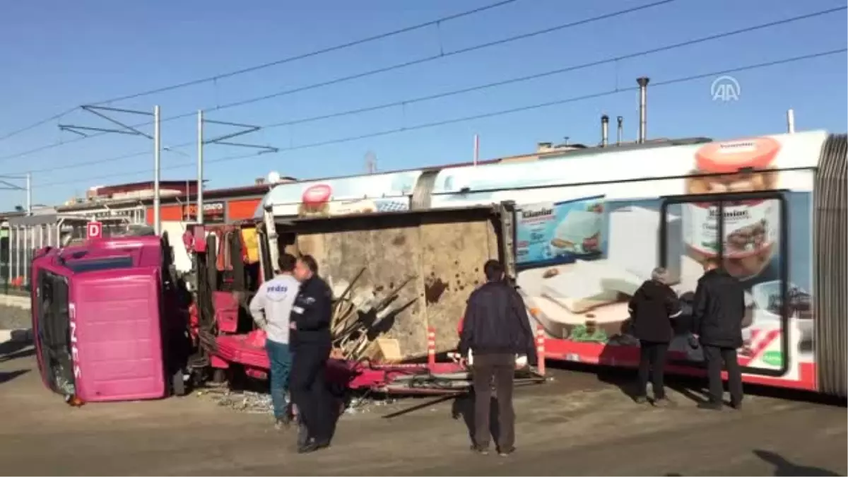 Tramvayla Çarpışan Vinç Devrildi