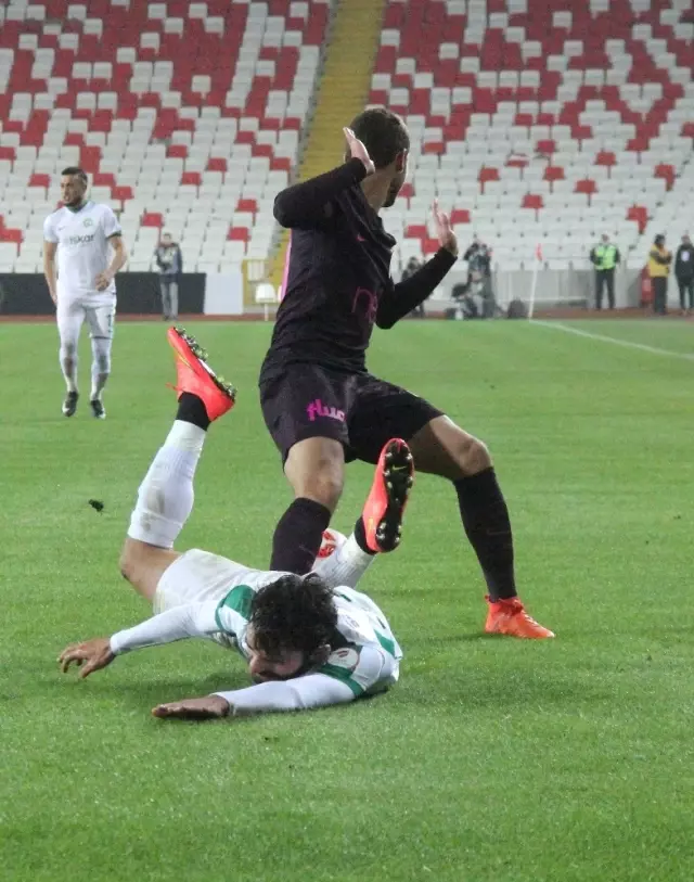 Galatasaray Deplasmanda Sivas Belediyespor'a 2-1 Mağlup Oldu Galatasaray Deplasmanda Sivas Belediyespor'a 2-1 Mağlup Oldu