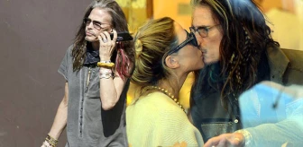 Aerosmith Grubunun Solisti, Kendisinden 41 Yaş Küçük Sevgilisiyle Öpüşürken Görüntülendi