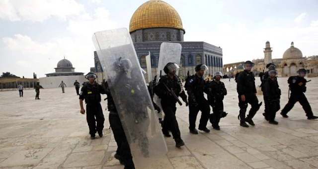 İİT'nin Tarihi Kudüs Kararı Sonrası Fanatik Yahudiler Polis Eşliğinde Aksa'ya Baskın Düzenledi