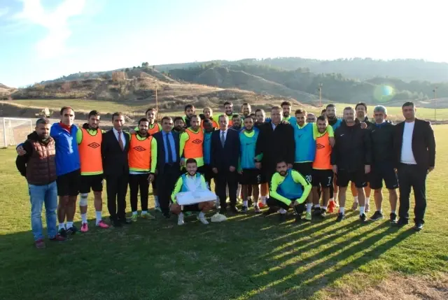 Vali Kalkancı'dan Adıyaman 1954 Spor Oyuncularına Baklava İkramı