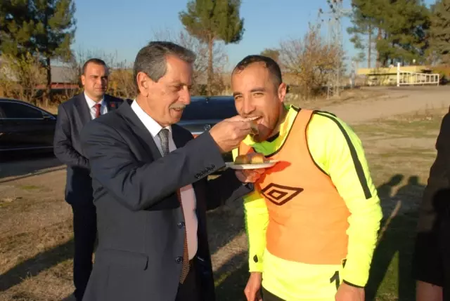 Vali Kalkancı'dan Adıyaman 1954 Spor Oyuncularına Baklava İkramı Vali Kalkancı'dan Adıyaman 1954 Spor Oyuncularına Baklava İkramı