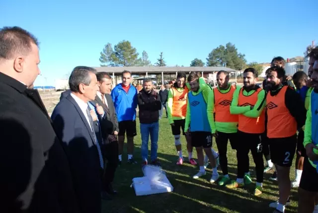 Vali Kalkancı'dan Adıyaman 1954 Spor Oyuncularına Baklava İkramı Vali Kalkancı'dan Adıyaman 1954 Spor Oyuncularına Baklava İkramı