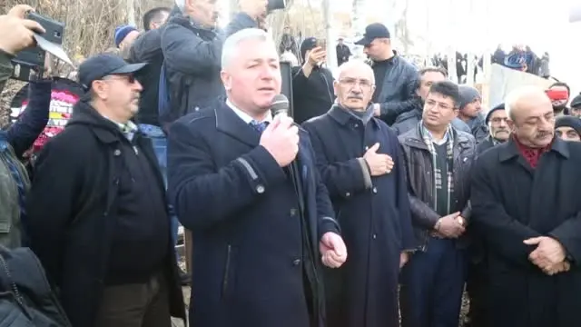 Halk Ozanı Ali Kızıltuğ 2 Bin Kişinin Katılımıyla Son Yolculuğuna Uğurlandı Halk Ozanı Ali Kızıltuğ 2 Bin Kişinin Katılımıyla Son Yolculuğuna Uğurlandı