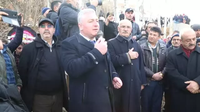Halk Ozanı Ali Kızıltuğ 2 Bin Kişinin Katılımıyla Son Yolculuğuna Uğurlandı Halk Ozanı Ali Kızıltuğ 2 Bin Kişinin Katılımıyla Son Yolculuğuna Uğurlandı