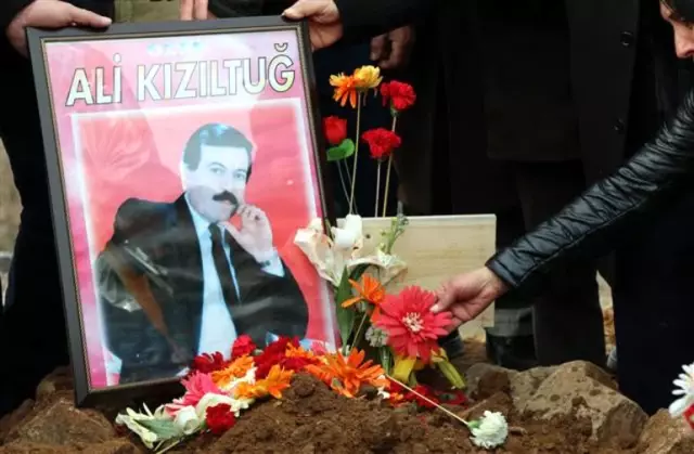 Vasiyeti Yerine Getirilen Halk Ozanı Ali Kızıltuğ, Toprağa Verildi Vasiyeti Yerine Getirilen Halk Ozanı Ali Kızıltuğ, Toprağa Verildi