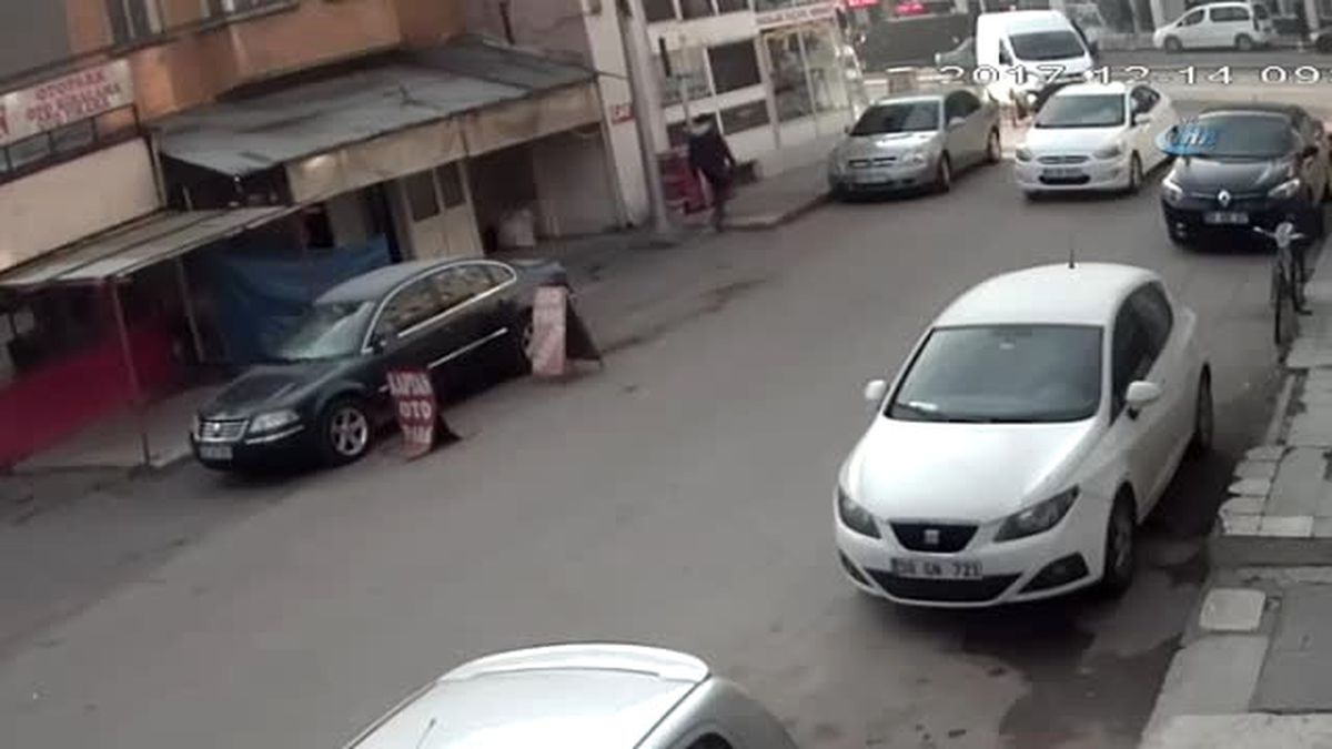 Çaldıkları Parayı Harcayamadan Yakalanan Hırsızlar Güvenlik Kamerasında