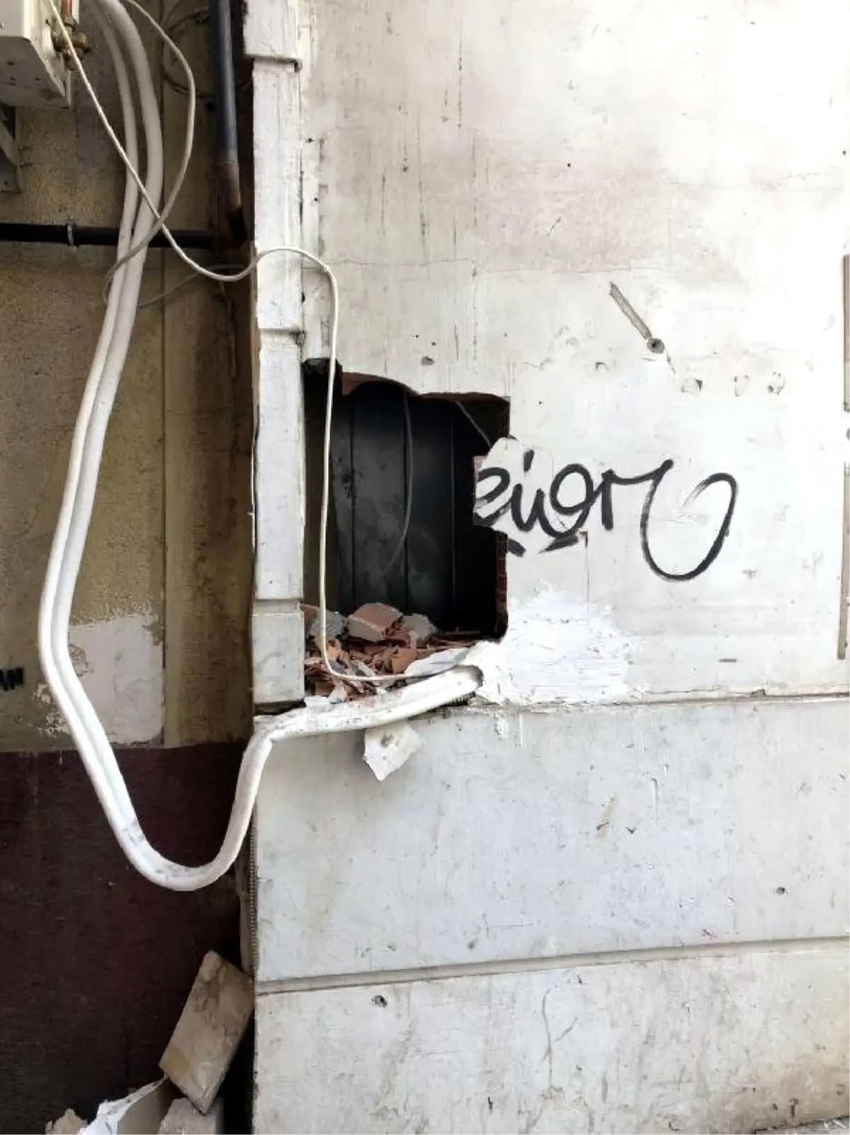 Diyarbakır'da Tuğla Duvarı Delen Soyguncuları, Çelik Duvar Engelledi