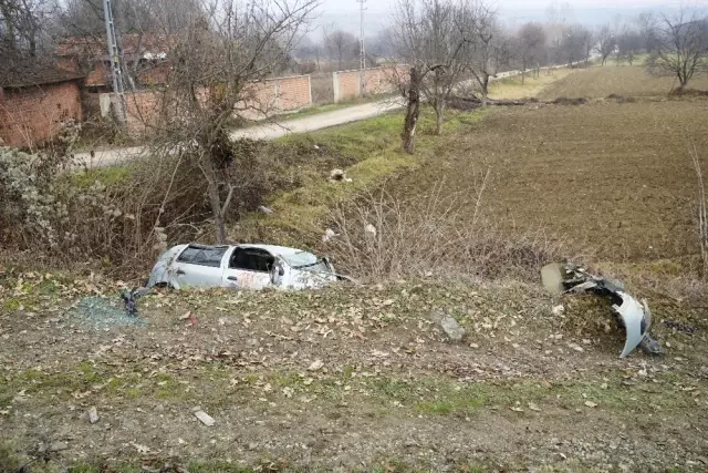 Hastaneye Giderken Tarlaya Yuvarlandılar: 4 Yaralı Hastaneye Giderken Tarlaya Yuvarlandılar: 4 Yaralı