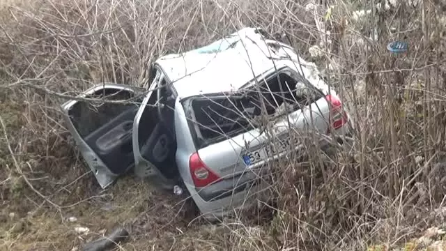 Hastaneye Giderken Tarlaya Yuvarlandılar: 4 Yaralı Hastaneye Giderken Tarlaya Yuvarlandılar: 4 Yaralı