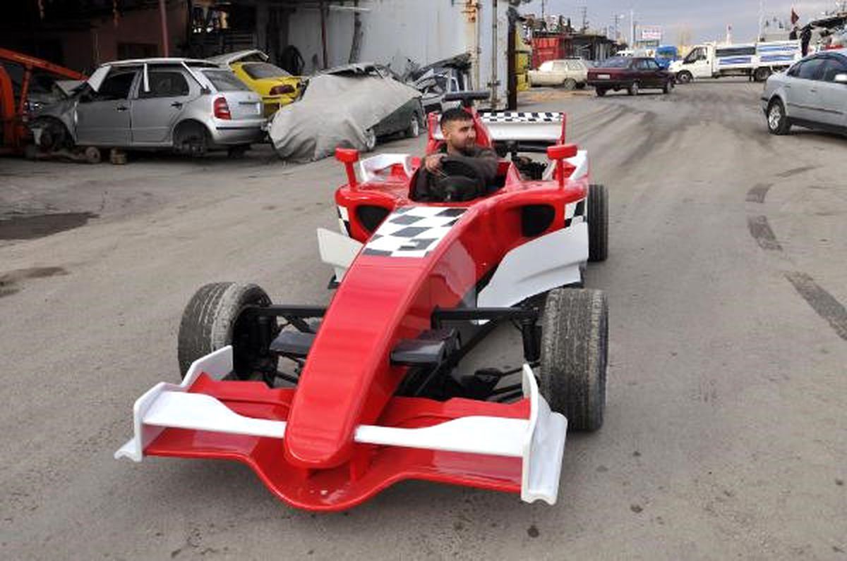 Kaporta Ustası, Hurda Otomobil ve Traktör Parçalarından Formula 1 Aracı Yaptı