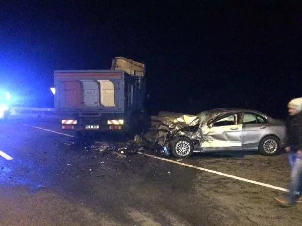 Çayeli'nde Otomobil Kamyona Çarptı: 1'i Ağır 2 Yaralı