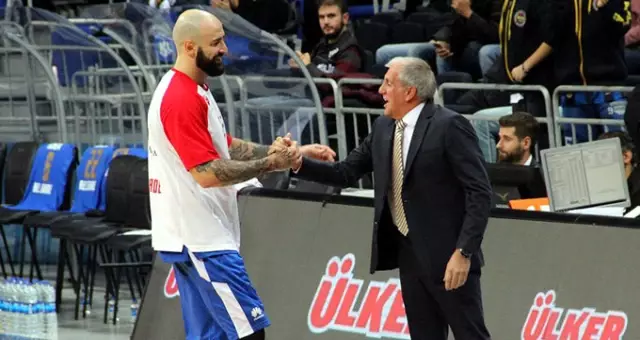 Fenerbahçe Taraftarı Pero Antic'i Bağrına Bastı Fenerbahçe Taraftarı Pero Antic'i Bağrına Bastı