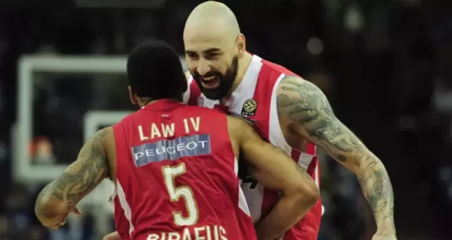Fenerbahçe Taraftarı Pero Antic'i Bağrına Bastı Fenerbahçe Taraftarı Pero Antic'i Bağrına Bastı