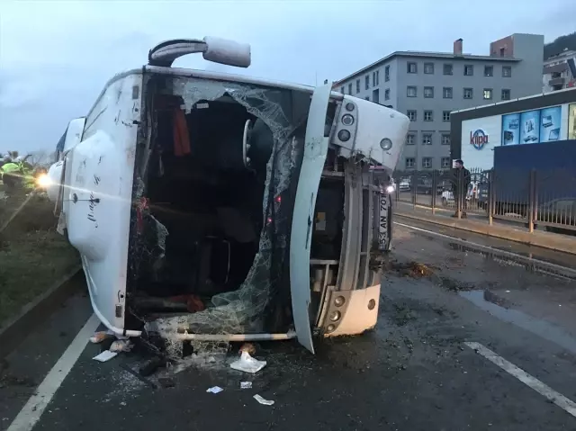 Rize'de Midibüs Devrildi: 6 Yaralı