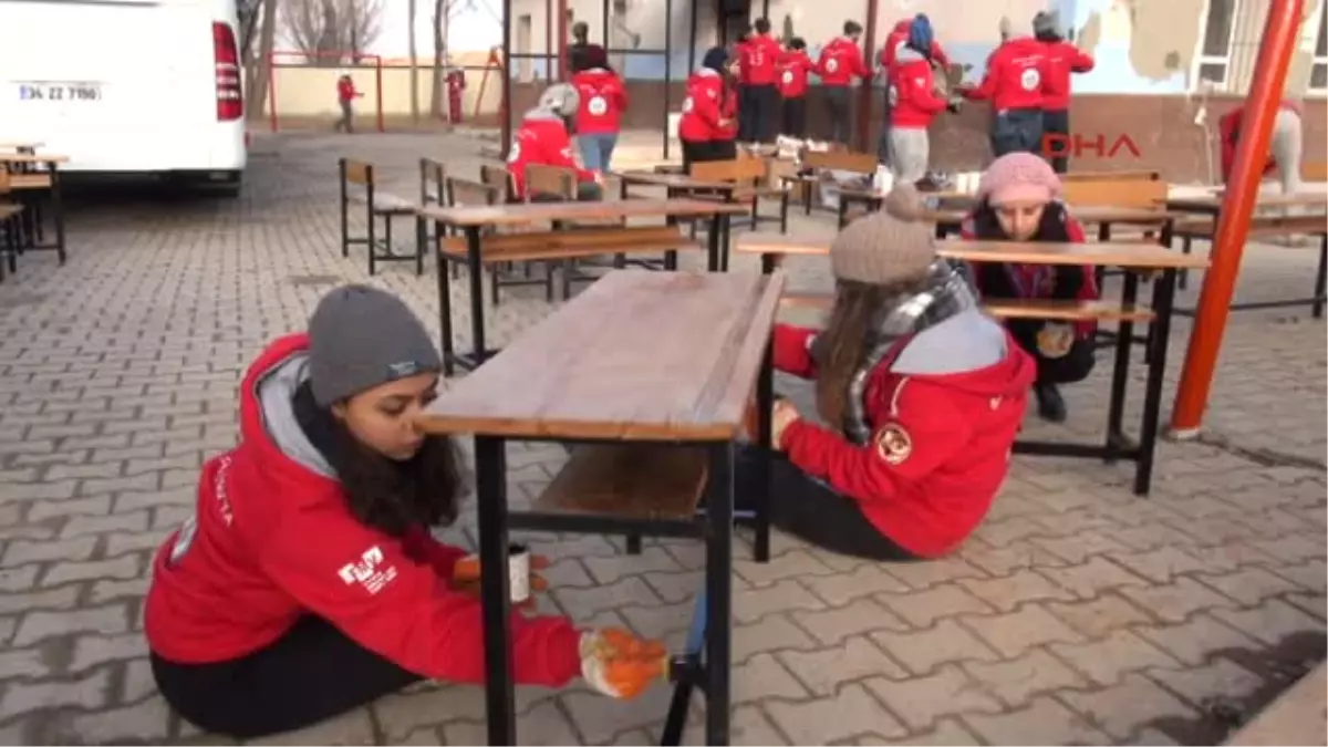 Sivas Üniversite Öğrencileri Köy Okuluna 'Işık' Oldu