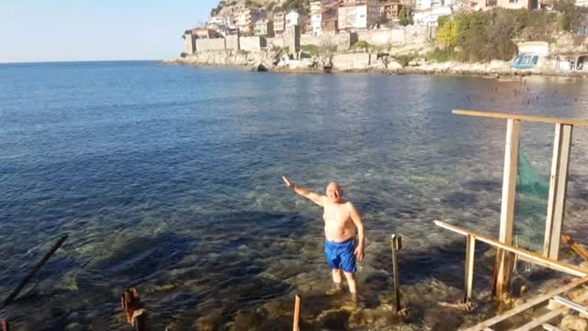 Soğuk Havaya Aldırış Etmeyen 65 Yaşındaki Vatandaş Her Gün Denize Giriyor