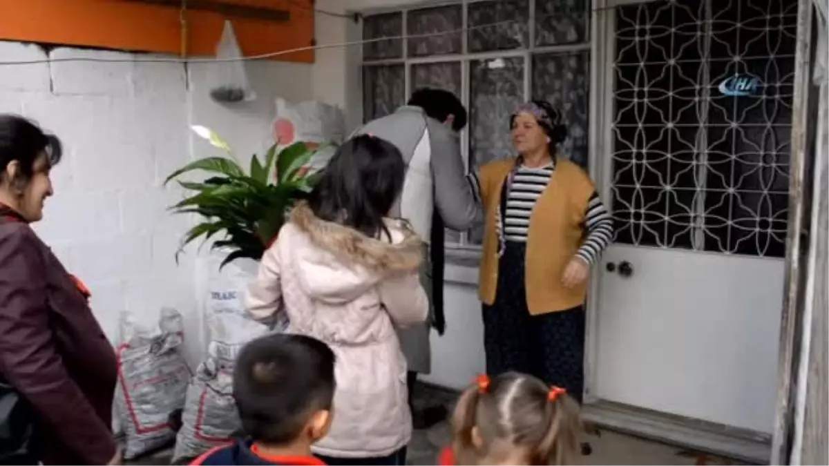 Minikler, Yaşlı ve Yalnız Kadınları Ziyaret Ediyor