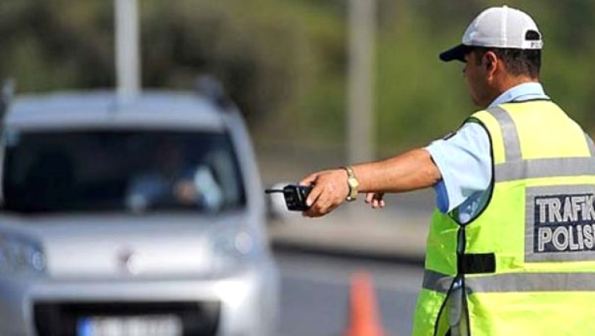 'İdare Edin' Deyip Polise Ruhsat Arasında Rüşvet Teklif Eden Sürücüye 1 Yıl 8 Ay Hapis Cezası