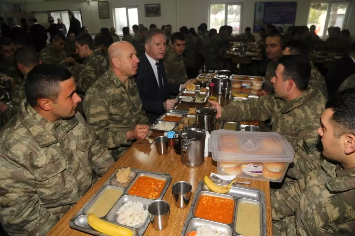 Vali Gül, Askerlerle Bir Araya Geldi