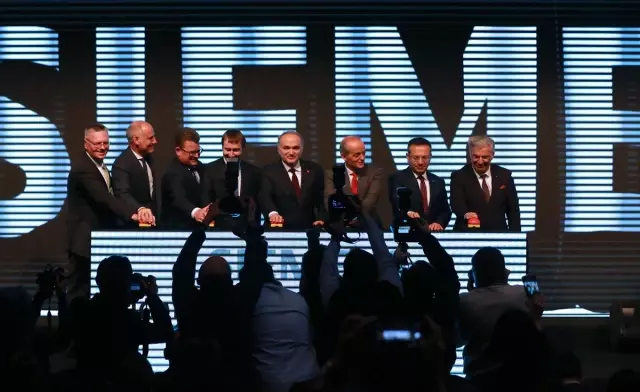 Bakan Özlü Kocaeli'de Fabrika Açılışına Katıldı Bakan Özlü Kocaeli'de Fabrika Açılışına Katıldı