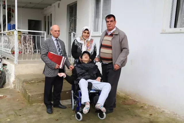Başkan Özakcan'dan 12 Yaşındaki Yusuf'a Özel Hediye Başkan Özakcan'dan 12 Yaşındaki Yusuf'a Özel Hediye