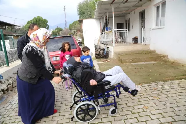 Başkan Özakcan'dan 12 Yaşındaki Yusuf'a Özel Hediye Başkan Özakcan'dan 12 Yaşındaki Yusuf'a Özel Hediye