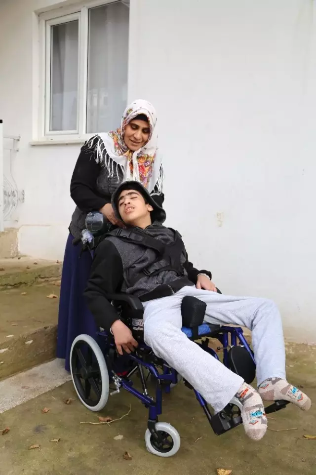 Başkan Özakcan'dan 12 Yaşındaki Yusuf'a Özel Hediye Başkan Özakcan'dan 12 Yaşındaki Yusuf'a Özel Hediye