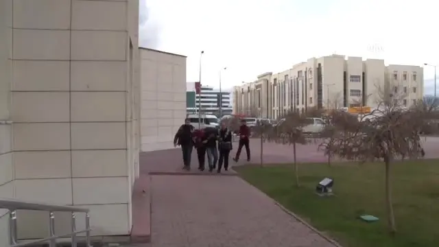Durakta Yolcu Gibi Bekleyen Polisler Zanlıları Suçüstü Yakaladı Durakta Yolcu Gibi Bekleyen Polisler Zanlıları Suçüstü Yakaladı