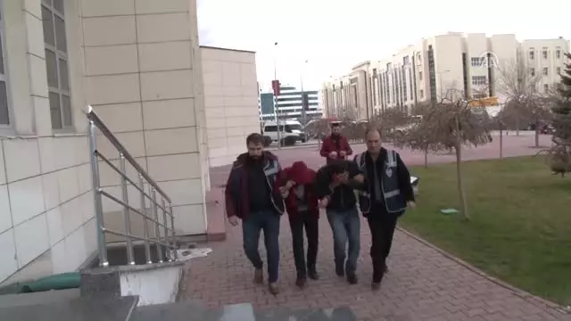 Durakta Yolcu Gibi Bekleyen Polisler Zanlıları Suçüstü Yakaladı Durakta Yolcu Gibi Bekleyen Polisler Zanlıları Suçüstü Yakaladı