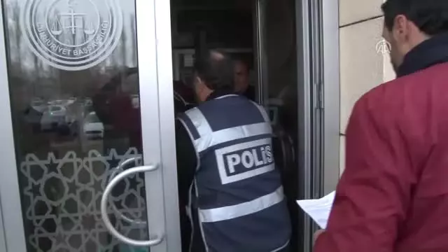 Durakta Yolcu Gibi Bekleyen Polisler Zanlıları Suçüstü Yakaladı Durakta Yolcu Gibi Bekleyen Polisler Zanlıları Suçüstü Yakaladı
