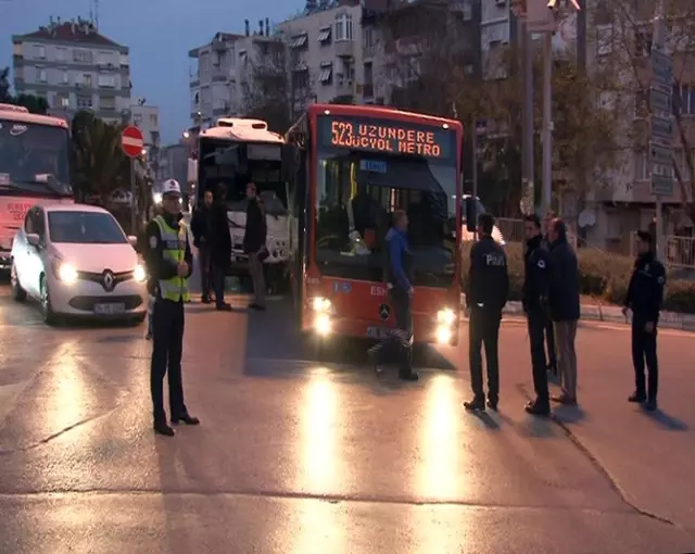 Freni Boşalan Servis Minibüsü Belediye Otobüsüne Çarparak Durabildi