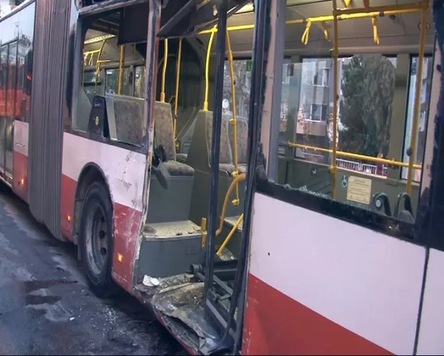 Freni Boşalan Servis Minibüsü Belediye Otobüsüne Çarparak Durabildi