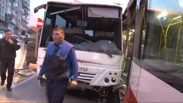 Freni Boşalan Servis Minibüsü Belediye Otobüsüne Çarparak Durabildi: 13 Yaralı