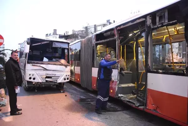 İzmir'deki Kazada 13 Kişi Yaralandı