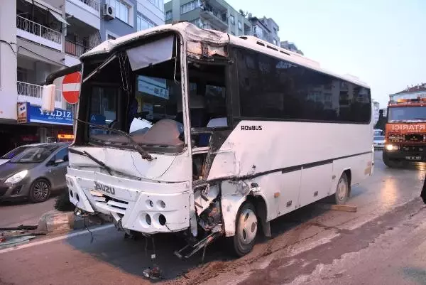İzmir'deki Kazada 13 Kişi Yaralandı